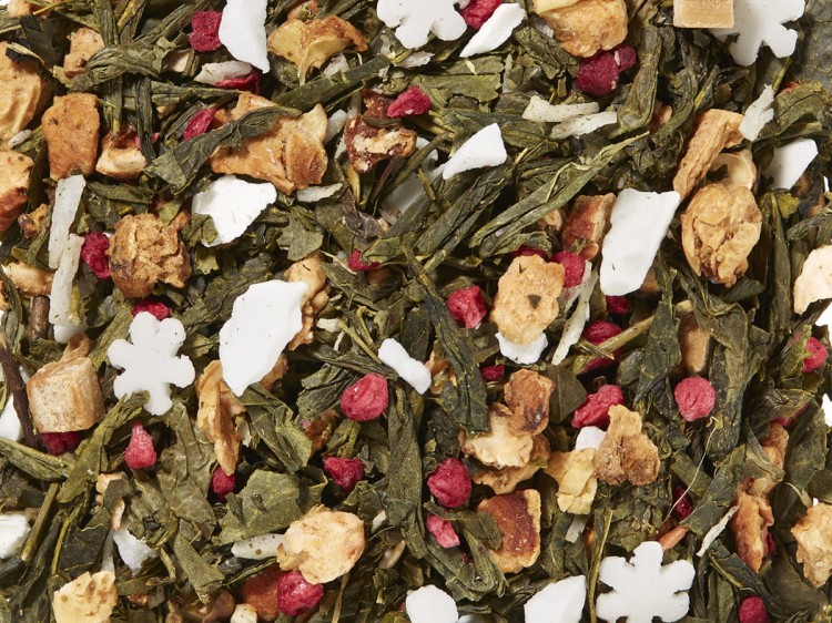 Susz herbaty Sencha Heavenly Kiss – zielone liście senchy z malinami, kokosem, kawałkami karmelu i granulkami jogurtowymi w jasnej, zimowej kompozycji.