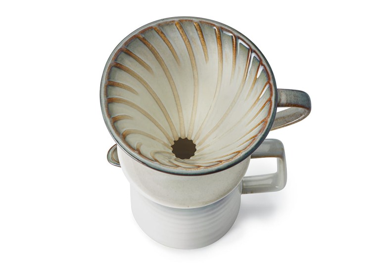 Zestaw kawowy NELIO pour-over – widok z góry, porcelanowy dripper i dzbanek do kawy speciality